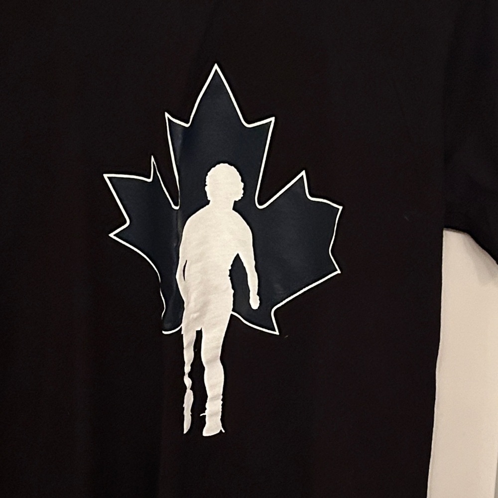 Black Terry Fox T-Shirt with Maple Leaf Design, size M - Picture 2 of 4